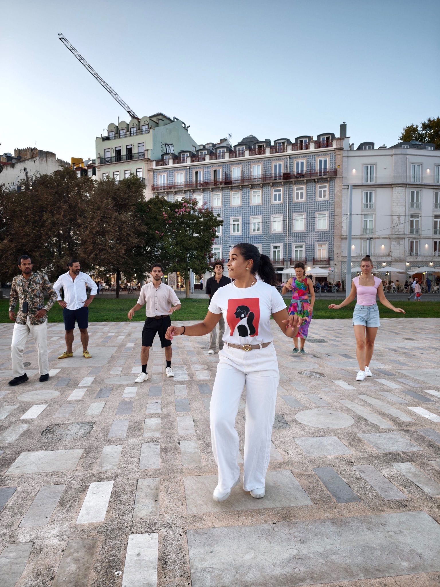 Sofi a dar uma aula de Salsa Caleña ao ar livre, em Lisboa