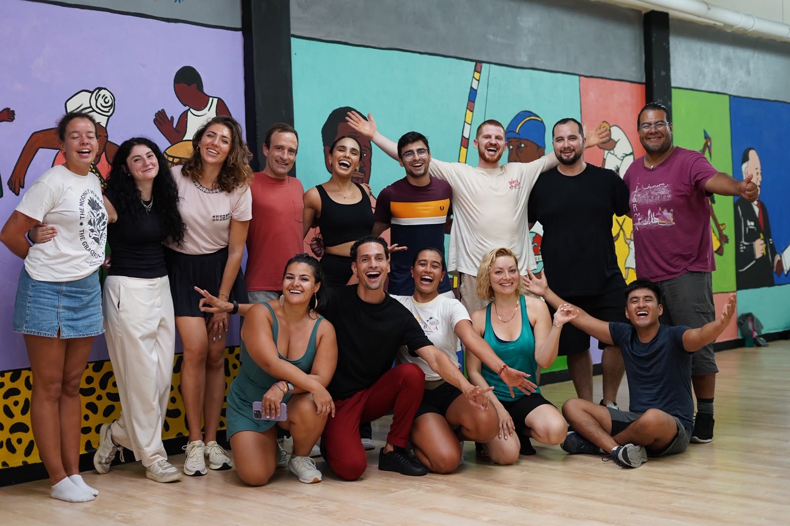 O grupo reunido no estúdio, num workshop anterior